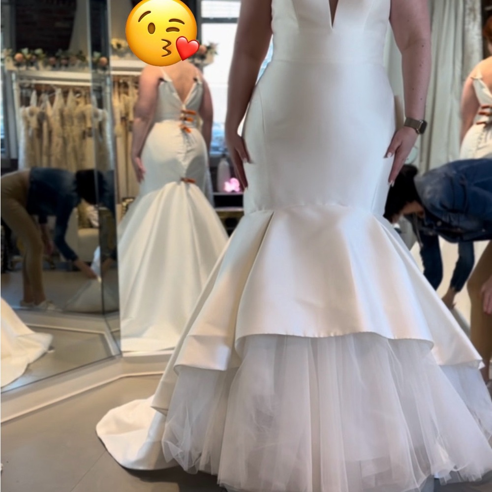 Elegant Ivory Wedding Dress - Picture 2 of 5
